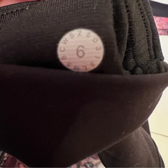 Lululemon   * Sweat & Repeat Tight *28" Black / Dahlia scape Multi EUC  6 - Picture 5 of 16